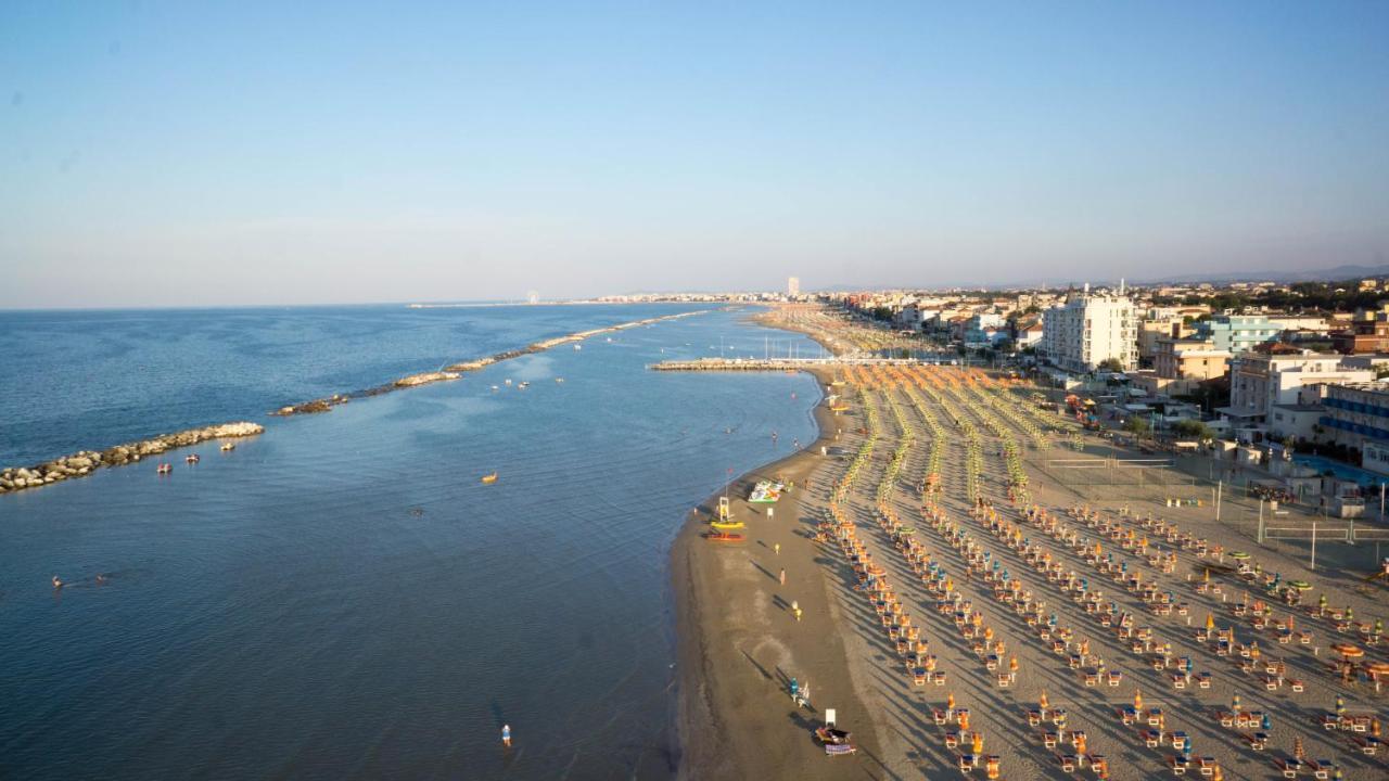 Hotel Villa Dei Fiori - Sul Mare Con Piscina Viserbella di Rimini Екстериор снимка