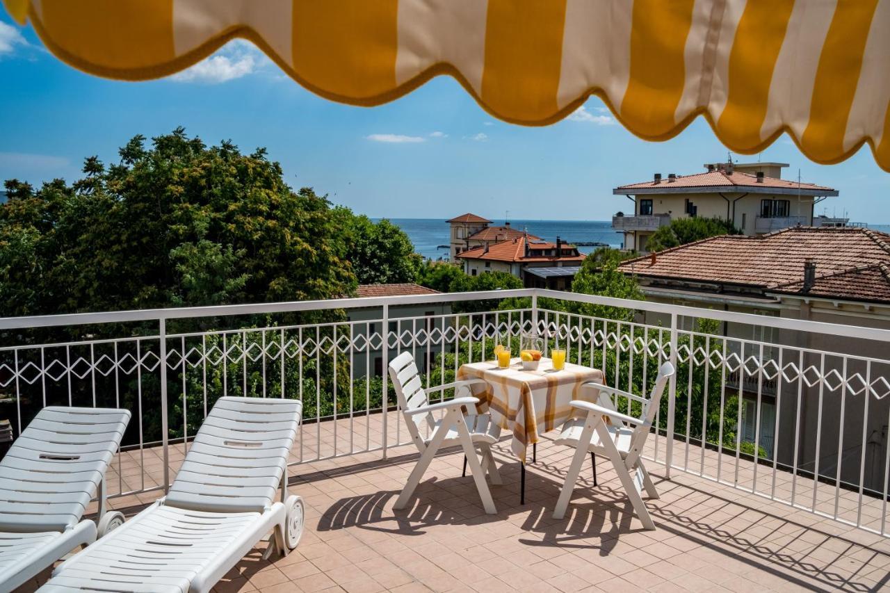 Hotel Villa Dei Fiori - Sul Mare Con Piscina Viserbella di Rimini Екстериор снимка